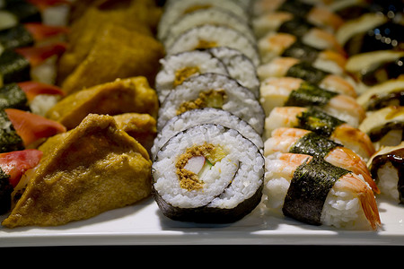 自助料理摄影照片_日本料理 - 餐厅自助式寿司套餐