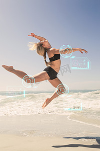 金发美女在沙滩上优雅跳跃的合成图像