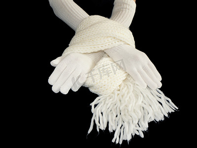 戴手套冬天摄影照片_手戴手套和围巾