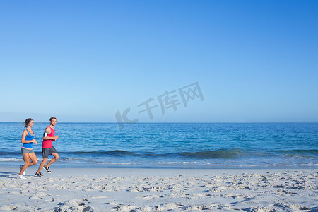 海滩情侣摄影照片_幸福的情侣在水边一起奔跑