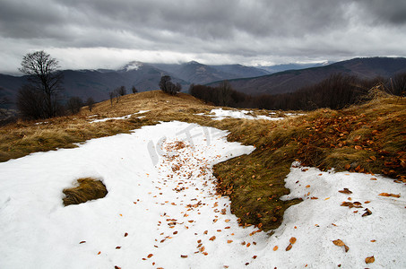 军绿色摄影照片_多雪的风雨如磐的山