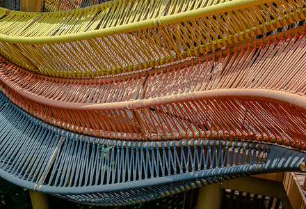 柔软灵活摄影照片_编织彩色绳索，柔软灵活的绳索适合户外使用。