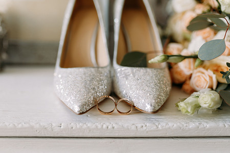 婚鞋及婚庆用具、结婚金戒指、婚礼花束
