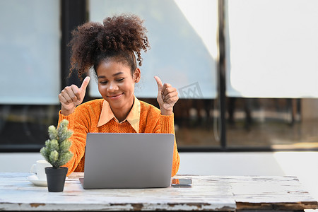 友善的非洲女性通过笔记本电脑上的视频通话与同事或朋友交谈