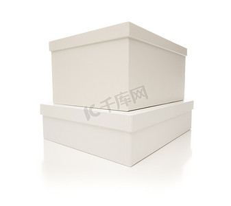 堆叠的白色盒子，盖子在背景上被隔离