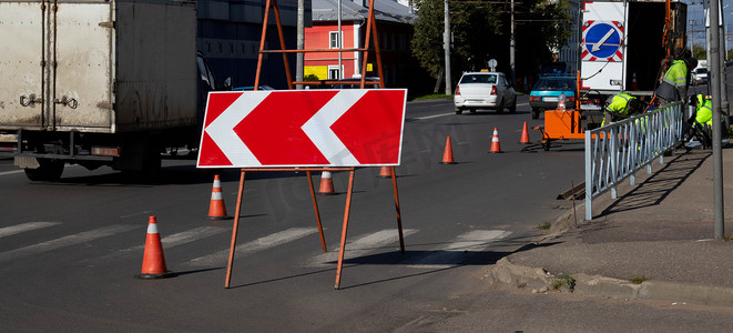 路上的大路标指示路径、道路工程、危险路段的绕行、道路维修。