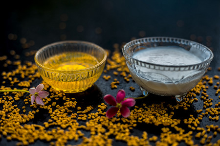 一种著名的在玻璃碗中去除木质表面头皮屑的自然方法，该方法由胡芦巴种子粉与玻璃碗中的凝乳充分混合而成。以及表面上的生凝乳和胡芦巴种子。