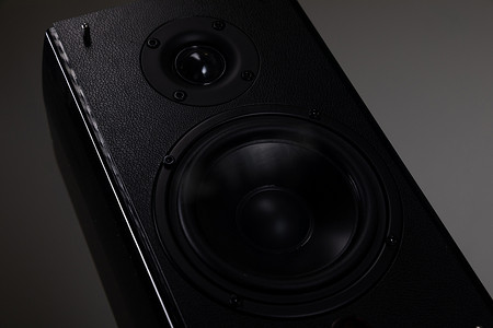 专业音响效果，用于在黑色背景、底部视图中使用两个豪华扬声器以高分辨率聆听音乐