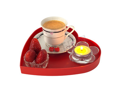 红心形托盘上的草莓浪漫早餐