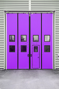 仓库大楼上的紫色车库门