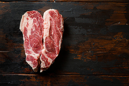 Heartshape Raw Chuck 牛排放在老式深色木桌有机牛肉上。
