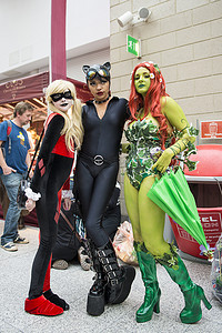 欧洲小丑摄影照片_伦敦，英国 - 10 月 26 日：Cosplayers 打扮成 Harley Quinn，