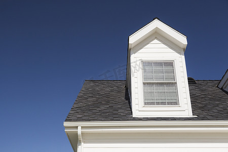 房子的屋顶和窗户映衬着深蓝的天空