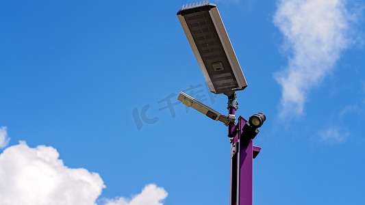 杆上的太阳能灯和摄像头监控