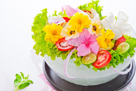 蔬菜沙拉配西红柿和各种可食用的花在一碗 o