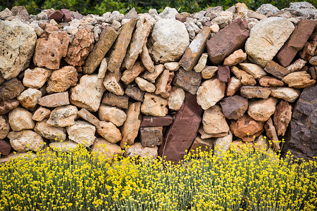 梅诺卡岛春天的砌石墙