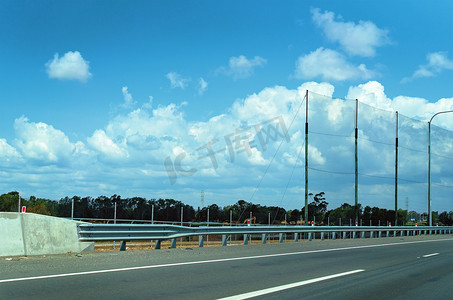 在繁忙的高速公路上安装铁丝网以防止飞散的碎片