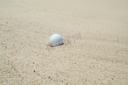 沙坑中的高尔夫球