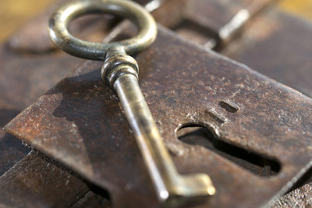 带钥匙的铁制手工旧锁