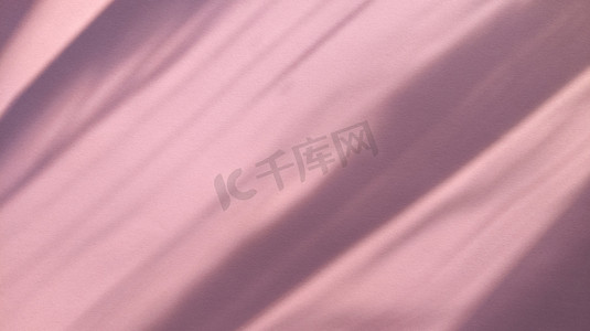 粉彩纹理粉色纸上的对角线阴影。