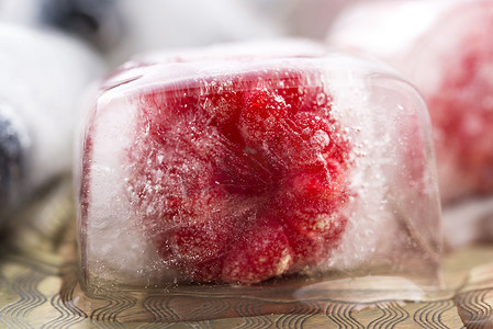 浆果摄影照片_在冰块中冷冻的新鲜浆果