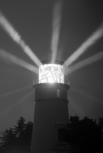 雨夜镜头下的灯塔光束 光柱