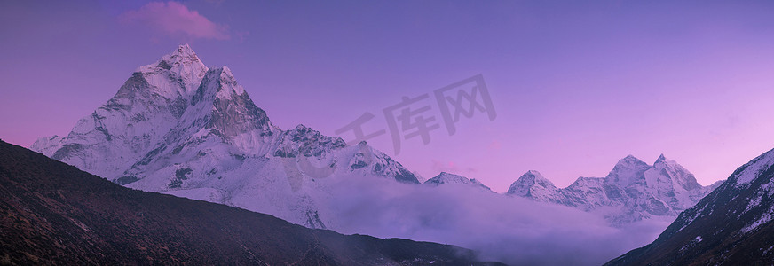 喜马拉雅山的 Ama Dablam 峰顶和紫色日落