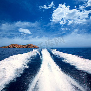 小船摄影照片_从小船苏醒圣安东尼奥的 Ibiza Sa Conillera 海岛