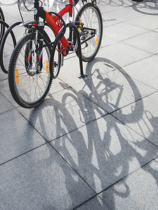 停车场停着镀铬零件闪亮的自行车。