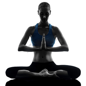 练习瑜伽冥想的女人坐着双手合影