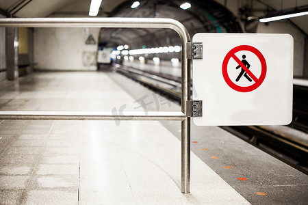 请勿图标摄影照片_地铁站台上的安全禁止标志（请勿穿越）