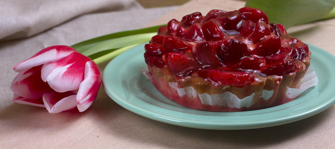 盘子里的新鲜草莓馅饼