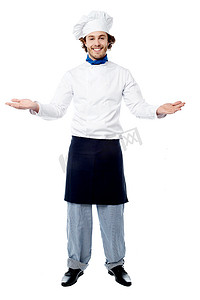 一候鸿雁来宾摄影照片_穿制服的男厨师欢迎客人