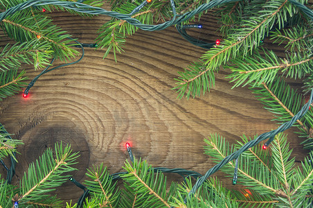 木制背景上的圣诞灯