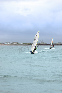 大西洋风帆冲浪者在大风中竞速
