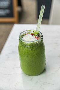 绿色冰沙排毒清洁饮料在咖啡厅餐厅早餐代餐减肥饮食。