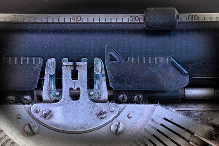 关闭一台肮脏的老式打字机