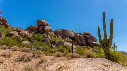 各干各的摄影照片_亚利桑那沙漠​​山坡上的三个十字架