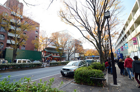 表参道摄影照片_东京-11 月 24 日： 人们在表参道山购物