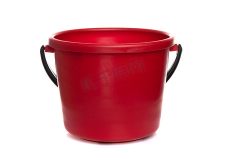 塑料桶摄影照片_白色孤立背景上带黑色手柄的空红色塑料桶