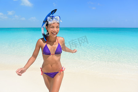 海滩度假 — 亚洲女性游泳玩得开心