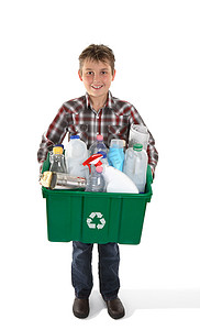 拿着满满的回收箱或垃圾的男孩