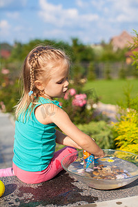 在院子里玩玩具的可爱小女孩