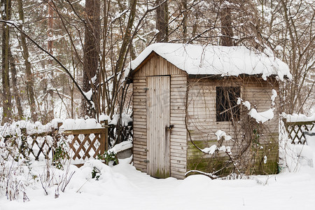 房屋设施摄影照片_冬天花园里的小屋
