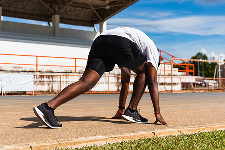 运动赛跑者黑人积极准备开始跑步训练