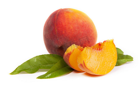 一种美味多汁的桃子，白色背景上有切片