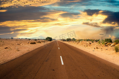 印度拉贾斯坦邦两边荒漠的狭窄公路