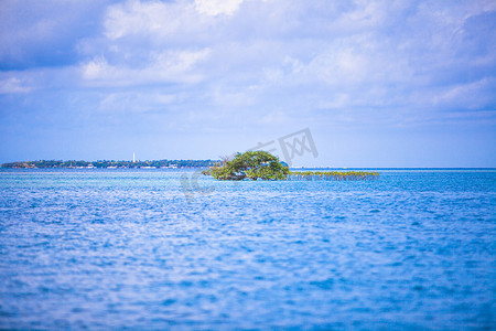 热带岛屿附近海域中令人难以置信的干净水