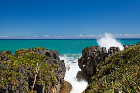 气孔摄影照片_在新西兰普纳凯基的气孔煎饼岩中冲浪