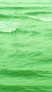 真实照片海水波浪，抽象背景，自然力量，亮绿色更多库存